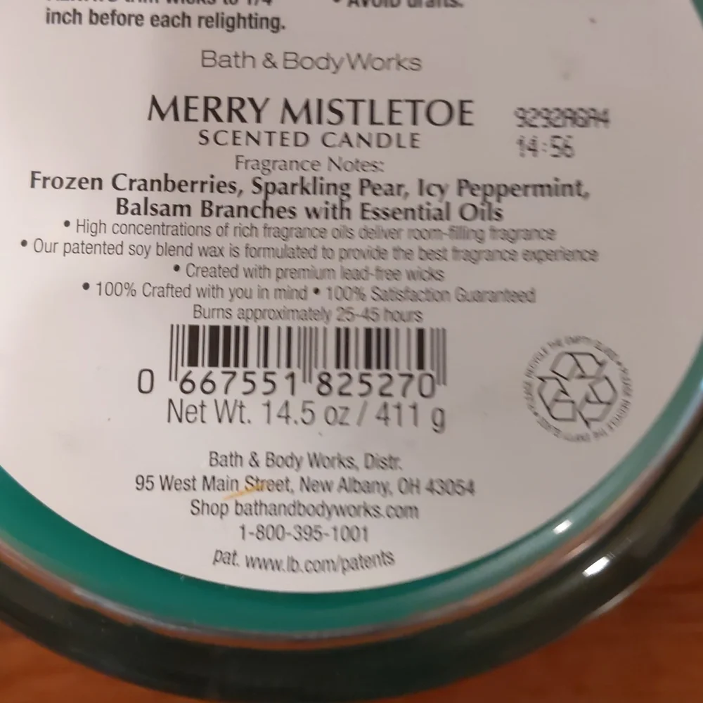 Merry Mistletoe 3 Wick Candle Bath & Body Works - Picture 7 of 7